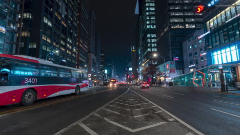 Lapso-De-Tiempo-De-Tráfico-Nocturno-Cerca-De-La-Salida-4-De-La-Estación-De-Metro-De-Gangnam,-Movimiento-De-Autos-Ocupados-De-La-Calle-Gangnam-daero-En-Hora-Punta-Con-Vista-De-Rascacielos-Financieros-En-Perspectiva,-Vida-Urbana-De-La-Ciudad-En-El-Centro-De-Seúl