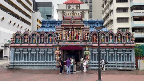 Los-Devotos-Rezan-En-El-Hermoso-Templo-Hindú-Sri-Krishnan-En-La-Calle-Waterloo,-Bugis,-Singapur