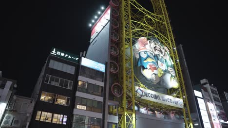 Don-Quijote-Riesenrad-Und-Einkaufsgebäude-Bei-Nacht