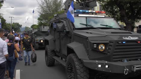 Gepanzerte-Militärfahrzeuge-Ziehen-Während-Der-Feierlichkeiten-Zum-Unabhängigkeitstag-Des-Landes-Durch-Die-Straßen-Der-Stadt-San-Salvador