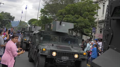 Vehículos-Blindados-Militares-Desfilan-Por-Las-Calles-De-La-Ciudad-De-San-Salvador-Durante-La-Celebración-Del-Día-De-La-Independencia-Del-País