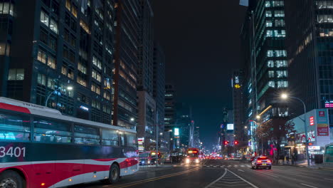 Hiperlapso-Panorámico-Del-Ajetreado-Tráfico-Nocturno-De-La-Calle-Gangnam-daero-Y-Altas-Torres-De-Negocios-En-El-Distrito-De-Gangnam-De-Seúl,-Corea-Del-Sur