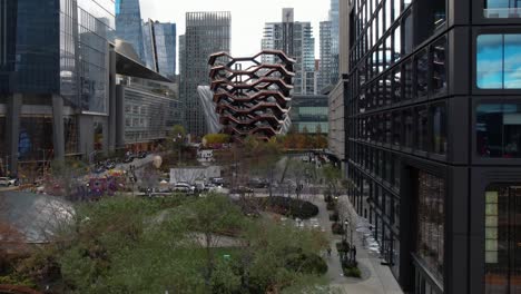 Escalera-De-Nido-De-Abeja-De-Arte-Moderno-De-Embarcación-Elaborada-En-Remodelación-De-Hudson-Yards-Vista-Aérea-Ascendente,-Manhattan,-Nueva-York