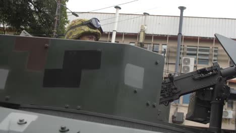 Soldat-Betreibt-Turm-In-Einer-Militärpanzerparade-Entlang-Der-Straßen-Der-Stadt-San-Salvador-Während-Der-Feierlichkeiten-Zum-Unabhängigkeitstag-Des-Landes