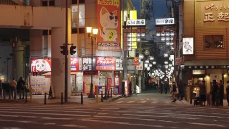 Calles-De-Osaka-Japón,-Callejón-Iluminado-Por-Muchas-Luces-De-Linterna