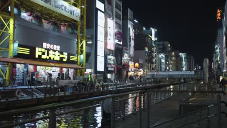 Canal-De-Osaka-Y-Centro-Comercial-Don-Quijote-En-Shinsaibashi