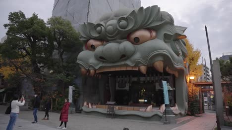 Cabeza-De-León-Gigante-En-El-Santuario-Namba-Yasaka-En-El-Centro-De-Osaka