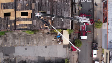 Drohnenaufnahme-Von-Oben-Nach-Unten,-Kran,-Der-Metallträger-Für-Neue-Bauplatten-über-Altem-Gebäude-In-Den-Vororten-Von-Brooklyn-Hält