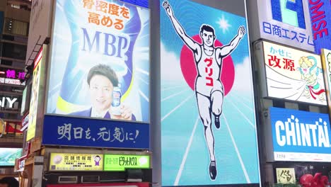 Glico-Man-Und-Beleuchtete-Bauwerbung-Des-Dotonbori-bezirks