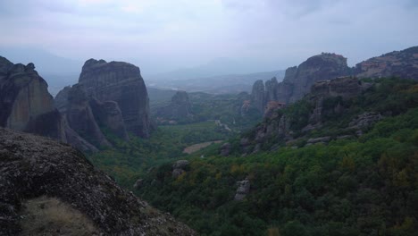 Üppiges-Grün-Am-Fuße-Der-Meteora-Felsformation-In-Griechenland-Mit-Orthodoxen-Klöstern