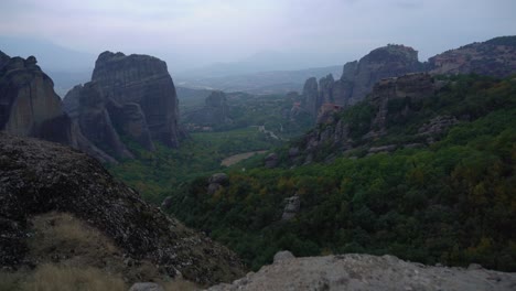 Meteora-Felsformation-In-Griechenland-Mit-Orthodoxen-Klöstern-In-Der-Ferne