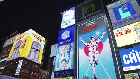 Letrero-Luminoso-De-Neón-Glico-Man-En-Ebisu-Bashi,-Centro-De-Osaka