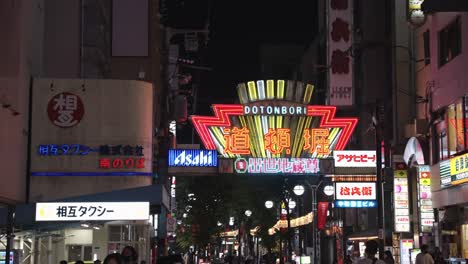 Puerta-De-Luces-De-Neón-Dotonbori-En-La-Noche-En-El-Centro-De-Osaka