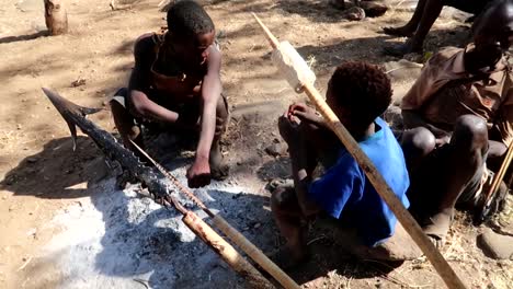 Primer-Plano-De-Tres-Tipos-De-Flechas-Para-La-Caza-Utilizadas-Por-La-Tribu-Hadzabe,-Reuniendo