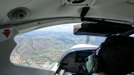 Turbulencia-Experimentada-En-Un-Avión-De-Un-Solo-Motor-Sobre-El-Campo-De-Las-Tierras-De-Cultivo,-Cabina-Sobre-La-Vista-Del-Hombro