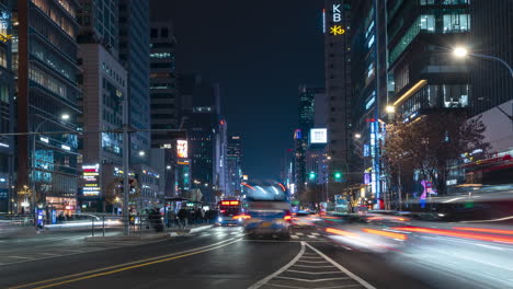 Ajetreado-Tráfico-Nocturno-De-Seúl-Timelapse-En-El-Distrito-De-La-Estación-De-Gangnam-Del-Centro-De-La-Ciudad