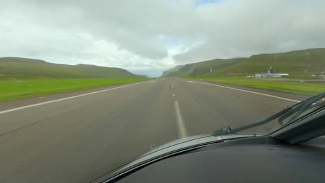 Cockpit-POV-Vom-Passagierflugzeug,-Das-Am-Terminal-Des-Flughafens-Der-Färöer-Inseln-Ankommt