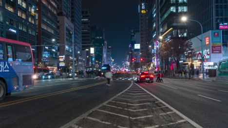 Timelapse-Del-Tráfico-De-La-Calle-Principal-De-Gangnam-Por-La-Noche-En-El-Centro-De-La-Ciudad-De-Seúl---Zoom