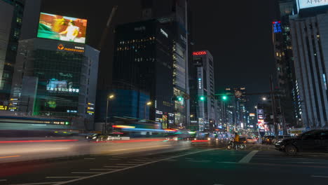 Lapso-De-Tiempo-De-Tráfico-Nocturno-En-El-Cruce-De-Gangnamdaero-Cerca-De-La-Estación-De-Gangnam-Gangnam-gu,-Seúl,-Corea-Del-Sur---Efecto-De-Alejamiento