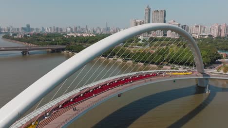 Turistas-Caminando-Por-El-Puente-Haixin-De-Guangzhou-Sobre-El-Río-Perla,-China