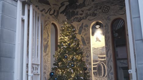 Decorated-Christmas-tree-at-the-entrance-to-the-Blue-Haven-in-Kinsale,-Ireland