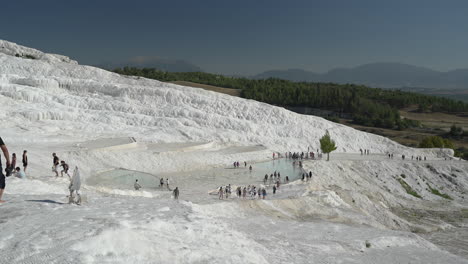 Turista-Visitando-Pamukkale,-Turquía