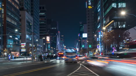 El-Tráfico-Nocturno-De-La-Calle-Principal-De-Gangnam-Aleja-El-Timelapse-Dinámico-En-4k