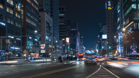 Hiperlapso-De-Tráfico-Nocturno-De-Gangnam-Boulevard-De-La-Ciudad-De-Seúl-Con-Muchos-Autos-Moviéndose-A-Ambos-Lados-En-Invierno