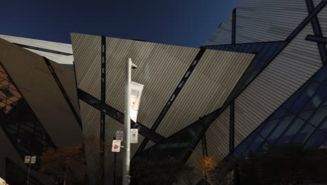 Movimiento-Panorámico-Exterior-Que-Establece-La-Toma-Del-Diseño-Y-La-Arquitectura-Del-Museo-Real-De-Ontario-De-Toronto