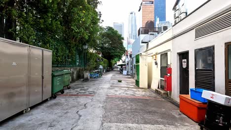 Leere-Geschäftsgasse-Mit-Papierkörben,-Singapur,-POV-Ansicht