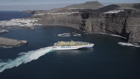 Fantástica-Toma-Aérea-De-Un-Ferry-Que-Llega-Al-Puerto-De-Agaete-Procedente-De-Tenerife