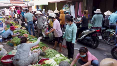 Ajetreado-Mercado-De-Frutas-Y-Verduras-En-El-Suelo-En-Callejuela-Estrecha