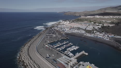 Fantástica-Toma-Aérea-Sobre-El-Puerto-De-Agaete-Que-Muestra-El-Ferry-De-La-Empresa-Fred-Olsen-Atracado-En-El-Muelle