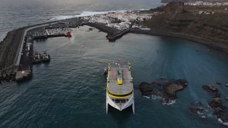 Toma-Aerea-De-Un-Ferry-Varado-Cerca-Del-Muelle-Del-Puerto-De-Agaete-Y-Donde-Se-Muestran-Restos-De-Combustible