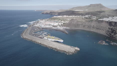 Fantastische-Luftaufnahme-Einer-Fähre,-Die-Im-Hafen-Von-Agaete-Angedockt-Ist