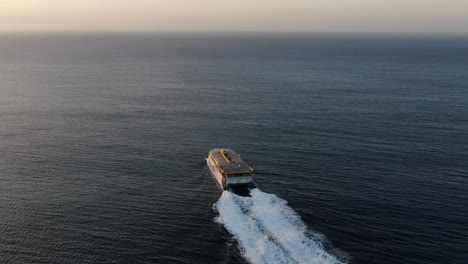 Fantastische-Luftaufnahme-Vom-Heck-Und-Mit-Hoher-Geschwindigkeit-Der-Fähre,-Die-Den-Hafen-Von-Agaete-In-Richtung-Teneriffa-Während-Des-Sonnenuntergangs-Verlässt