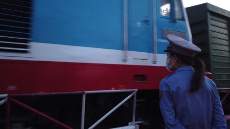 El-Tren-De-Pasajeros-Diesel-Temprano-En-La-Mañana-Pasa-Por-Las-Calles-De-Saigón-En-Un-Paso-A-Nivel