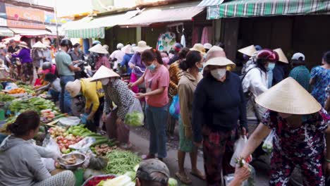 Ajetreado-Mercado-De-Frutas-Y-Verduras-En-El-Suelo-En-Callejuela-Estrecha