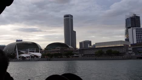 Horizonte-Y-Edificios-Vistos-Desde-Un-Barco-En-El-Canal-Keppel