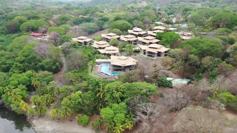 Hotel-Nammbu-Resort-En-Playa-Carrillo-Playa-Con-Costa-Oceánica,-Toma-Aérea-De-Dolly