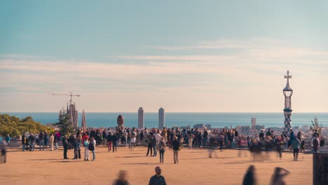 Barcelona-Llena-De-Gente-Gaudi-Park-Guell-Timelapse-Durante-El-Día-Soleado-Vistas-Aéreas-De-La-Ciudad-En-Cataluña,-España