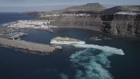 Fantástica-Toma-Aérea-Del-Ferry-Iniciando-La-Maniobra-De-Atraque-En-El-Puerto-De-Agaete-En-Un-Día-Soleado