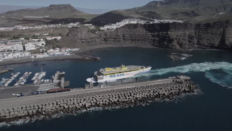 Fantastische-Luftaufnahme-Der-Fähre,-Die-An-Einem-Sonnigen-Tag-Ein-Andockmanöver-Im-Hafen-Von-Agaete-Durchführt