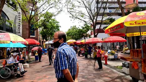 Sendero-Peatonal-Con-Puestos-De-Comida-En-El-Centro-De-Singapur,-Pov-Dolly