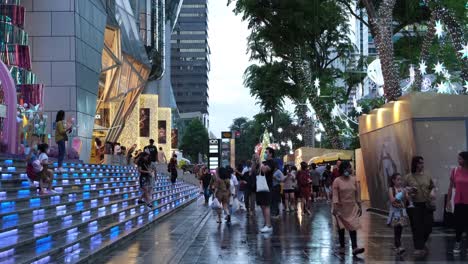 Käufer,-Die-In-Singapur-Nach-Schnäppchen-Und-Last-Minute-Angeboten-Suchen