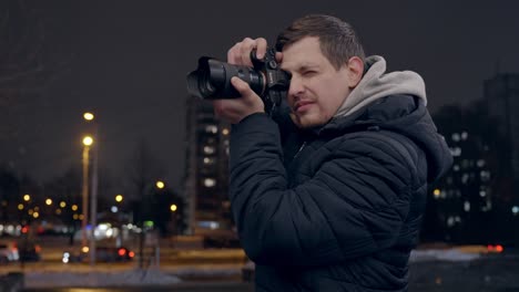 Fotógrafo-Masculino-Tomando-Fotos-Con-La-Cámara-Mirrorles-Sony-A7iii-Por-La-Noche