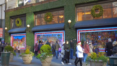 Foto-Del-Exterior-De-La-Tienda-Macy&#39;s-Bellamente-Decorado-Con-Turistas-Caminando-Durante-Las-Festividades-Navideñas-En-Manhattan,-Nueva-York,-Ee.uu.-Durante-El-Día