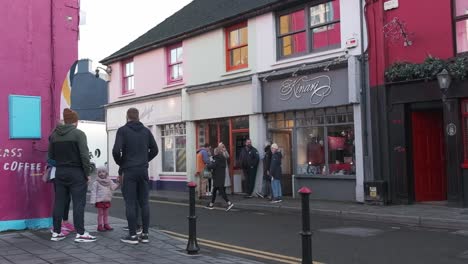 Weihnachtszeit-Auf-Der-Straße-Von-Kinsale,-Irland,-Mit-Menschen,-Die-Sich-Unterhalten,-Spazieren-Gehen-Und-Geschäfte-Geöffnet-Sind