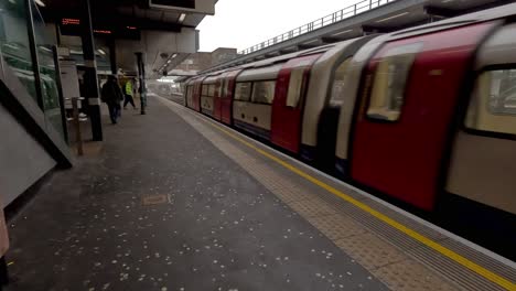 12-De-Diciembre-De-2022:-Tren-De-La-Línea-Jubilee-En-Dirección-Norte-Que-Llega-A-La-Estación-De-Metro-De-Wembley-Park