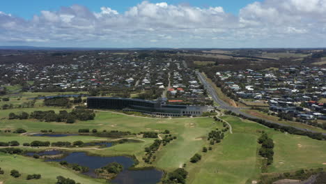 Antena-Hacia-El-Resort-De-Cinco-Estrellas-Racv-De-Torquay,-Australia